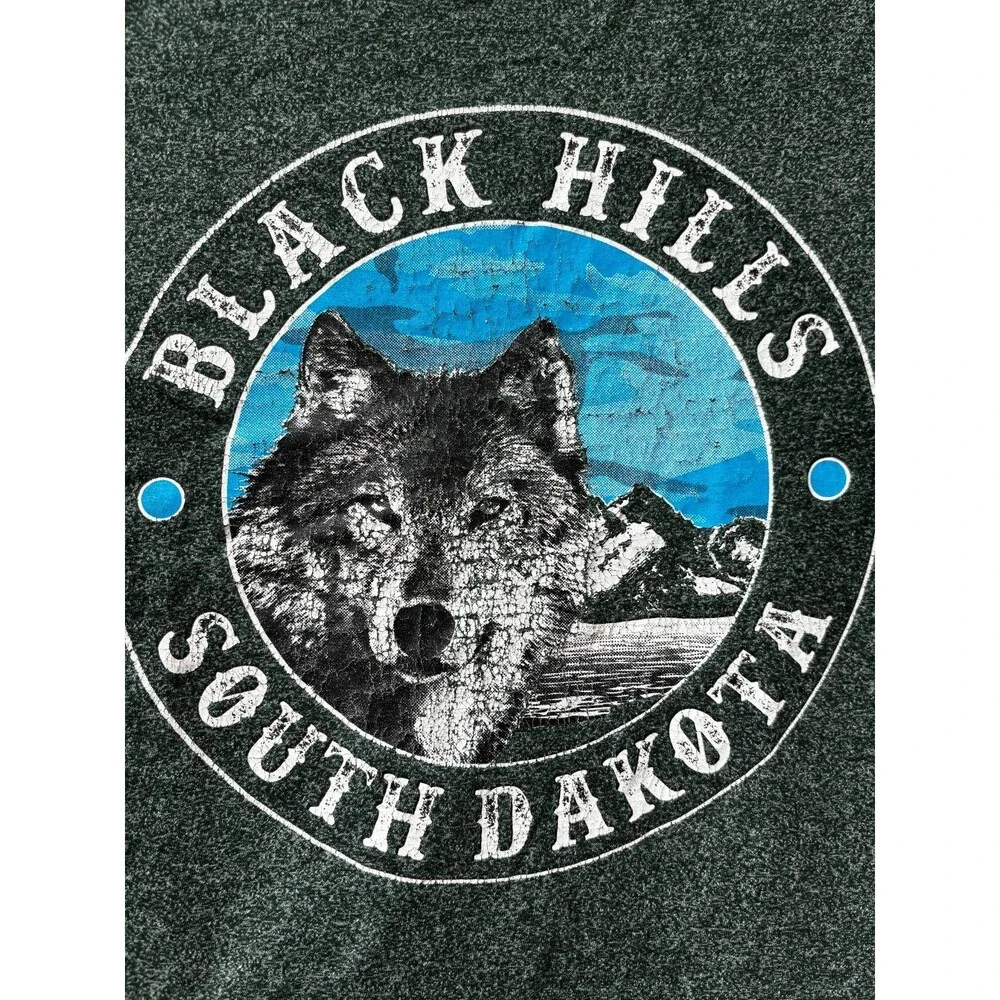 Black Hills South Dakota Wolf Men’s M Green Graphic Souvenir T-Shirt